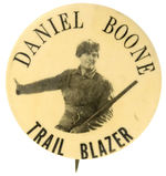 “DANIEL BOONE TRAIL BLAZER” BUTTON PICTURING FESS PARKER FROM HAKE COLLECTION.