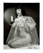 PIN-UP QUEEN BETTIE PAGE SIGNED CHEESECAKE PHOTO.