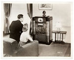 "RCA VICTOR TELEVISION RECEIVER" 1939 NEWS SERVICE PHOTO.