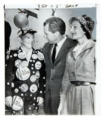 DICK NIXON WITH PAT AND BUTTON BOY 1960 PRESS PHOTO.