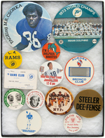 RED GRANGE PHOTO PLUS 19 PRO PLAYER BUTTONS AND EIGHT HALL OF FAME.