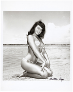 PIN-UP QUEEN BETTIE PAGE SIGNED PHOTO.