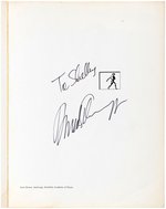 ARNOLD SCHWARZENEGGER SIGNED "PUMPING IRON" BOOK .