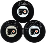 PHILADELPHIA FLYERS SIGNED HOCKEY PUCKS DISPLAY.