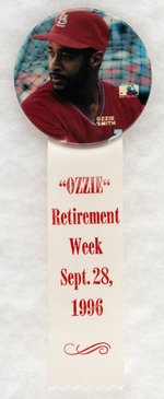 ST. LOUIS CARDINALS OZZIE SMITH BUTTON W/1996 RETIREMENT RIBBON.