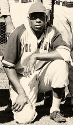 CINCINNATI CRESCENTS 1946 TEAM PHOTO WITH LUKE EASTER.