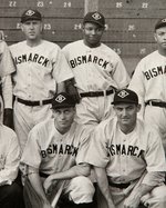 1935 BISMARCK NORTH DAKOTA SEMI-PRO BASEBALL TEAM PHOTO WITH HOF'ERS SATCHEL PAIGE & HILTON SMITH.