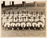 1939 NEWARK EAGLES TEAM PHOTO WITH FOUR HOF MEMBERS- IRVIN, SUTTLES, DAY, WELLS.