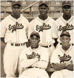 1939 NEWARK EAGLES TEAM PHOTO WITH FOUR HOF MEMBERS- IRVIN, SUTTLES, DAY, WELLS.