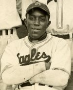 1939 NEWARK EAGLES TEAM PHOTO WITH FOUR HOF MEMBERS- IRVIN, SUTTLES, DAY, WELLS.