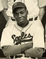 1939 NEWARK EAGLES TEAM PHOTO WITH FOUR HOF MEMBERS- IRVIN, SUTTLES, DAY, WELLS.