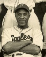 1939 NEWARK EAGLES TEAM PHOTO WITH FOUR HOF MEMBERS- IRVIN, SUTTLES, DAY, WELLS.