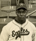 1939 NEWARK EAGLES TEAM PHOTO WITH FOUR HOF MEMBERS- IRVIN, SUTTLES, DAY, WELLS.