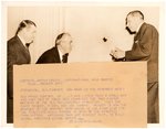 1941 INTERNATIONAL NEWS OLD-TIMERS BASEBALL PHOTO WITH CHIEF BENDER (HOF).