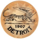 1907 DETROIT TIGERS PENNANT CARTOON BUTTON.