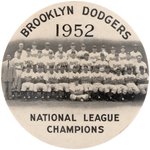 1952 BROOKLYN DODGERS "1952 NATIONAL LEAGUE CHAMPIONS" W/FOUR HOF'ERS LARGE BUTTON (DATE VARIETY).