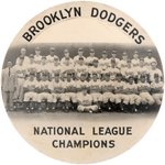 1952 BROOKLYN DODGERS "NATIONAL LEAGUE CHAMPIONS" W/4 HOF'ERS LARGE BUTTON (NO DATE VARIETY).