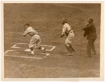 1932 WORLD SERIES W/BILLY HERMAN (HOF) AND BILL DICKEY (HOF) ORIGINAL PRESS PHOTO.