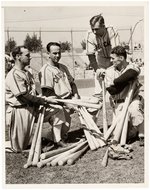 1940 CHICAGO WHITE SOX W/LUKE APPLING (HOF) ORIGINAL PRESS PHOTO.