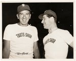 C. 1950 TOOTS SHOR TEAMMATES W/CARL HUBBELL (HOF) ORIGINAL PRESS PHOTO.