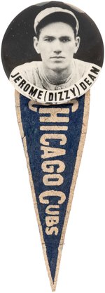 C. 1938 JEROME (DIZZY) DEAN (HOF) PM10 STADIUM BUTTON WITH "CHICAGO CUBS" MINI PENNANT.