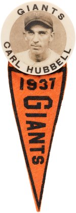 1937 CARL HUBBELL (HOF) "GIANTS" PM10 STADIUM BUTTON WITH "1937 GIANTS" MINI PENNANT.