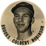 C. 1959 BROOKS COLBERT (SPELLING ERROR) ROBINSON (HOF) RARE PM10 STADIUM BUTTON.