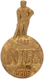 1907 BOSTON AMERICANS ROOTER'S CLUB BRASS PIN W/BALLPLAYER.