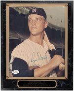 ROGER MARIS SIGNED PHOTO PLAQUE DISPLAY.