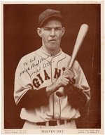 MEL OTT (HOF) SIGNED 1933 M114 MAGAZINE PREMIUM PICTURE.