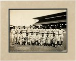 1938 NEGRO LEAGUE EAST ALL-STARS TEAM PHOTO W/HOFERS CHARLESTON/LEONARD/WELLS/MACKEY.