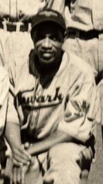 1938 NEGRO LEAGUE EAST ALL-STARS TEAM PHOTO W/HOFERS CHARLESTON/LEONARD/WELLS/MACKEY.