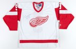 GORDIE HOWE (HOF) SIGNED DETROIT RED WINGS JERSEY.