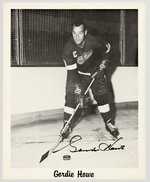 GORDIE HOWE (HOF) SIGNED DETROIT RED WINGS BW PHOTO.