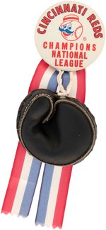 1961 CINCINNATI REDS "CHAMPIONS NATIONAL LEAGUE" BUTTON (VARIETY WITH CATCHER'S MITT ATTACHMENT).