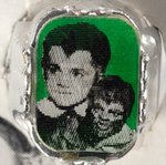 THE MUNSTERS RING SET AND RARE VENDING MACHINE DISPLAY CARD.