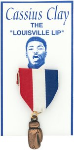 1970 CASSIUS CLAY THE LOUISVILLE LIP CARDED BADGE WITH HIS NAME ON METAL BOXING GLOVE.