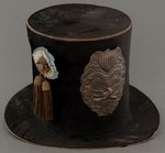 PAIR OF US MILITIA PLATES ON STOVEPIPE HATS C. 1820-1840.