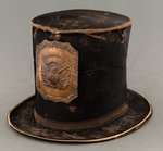 PAIR OF US MILLITIA PLATES ON STOVEPIPE HATS C. 1820-1840.