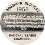 1952 BROOKLYN DODGERS "1952 NATIONAL LEAGUE CHAMPIONS" W/FOUR HOF'ERS LARGE BUTTON (DATE VARIETY).