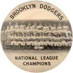 1952 BROOKLYN DODGERS "NATIONAL LEAGUE CHAMPIONS" W/4 HOF'ERS LARGE BUTTON (NO DATE VARIETY).