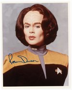 STAR TREK: VOYAGER ACTRESS ROXANNE DAWSON SIGNED PHOTO.