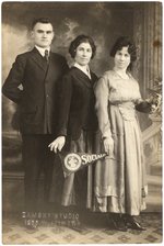 1920s CHICAGO STUDIO PHOTO W/SOCIALISM FELT PENNANT.