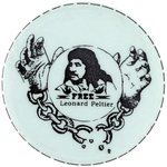 RARE INDIAN RIGHTS 1993 BUTTON SHOWING CONVICTED NATIVE AMERICAN WITH TEXT:   FREE LEONARD PELTIER.