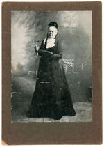 CARRIE NATION WITH HATCHET AND BIBLE 1901 PHOTO.