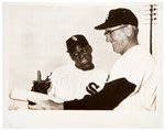 MINNIE MINOSO W/MANAGER AL LOPEZ HOF 1960 NEWS SERVICE PHOTO.