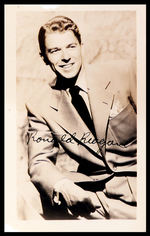 "RONALD REAGAN" 1940s AUTOGRAPHED PHOTO.