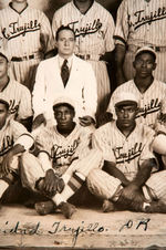 CIUDAD TRUJILLO HIGH QUALITY 1937 TEAM PHOTO WITH LEGENDARY PLAYERS INCLUDING JOSH GIBSON.