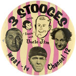 “3 STOOGES” TELEVISION STATION RARE PROMOTIONAL BUTTON.