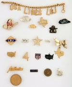 GROUP OF 21 ASSORTED LYNDON JOHNSON JEWELRY ITEMS.